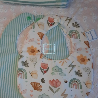 Babete flores e arco-íris