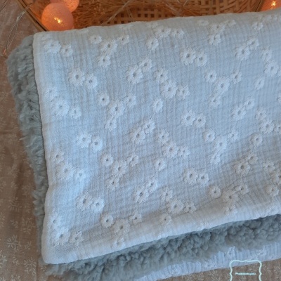 Mantinha em musselina bordada e borreguinho