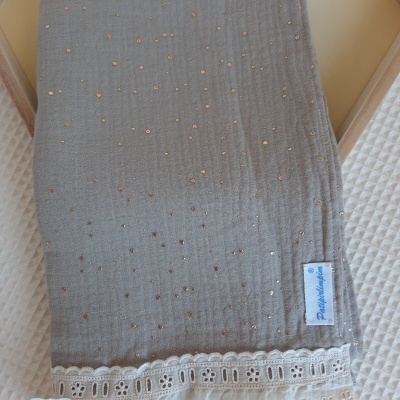 Fralda bege com pormenores dourados