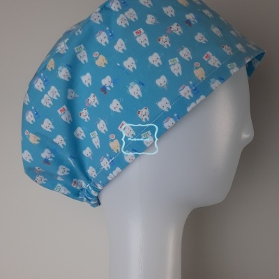 Dentes pequenos em fundo azul claro