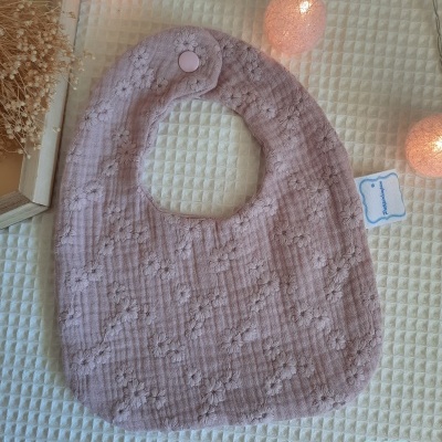 Babete em musselina bordada rosa