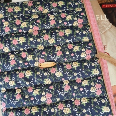 Capa de livro floral (fundo azul escuro)