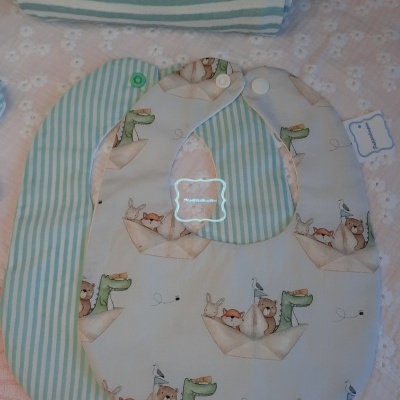 Babete Barquinho de papel