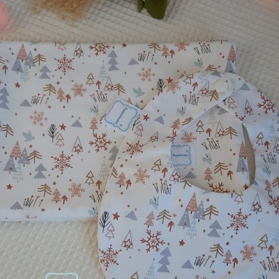 Conjunto Babete e fralda de ombro Amigos de Inverno (branco)