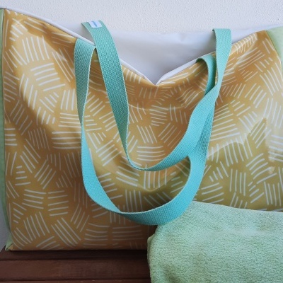 Saco amarelo e verde