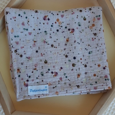 Fralda rosa com bolinhas