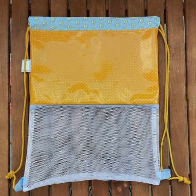 Amarelo com pintinhas brancas