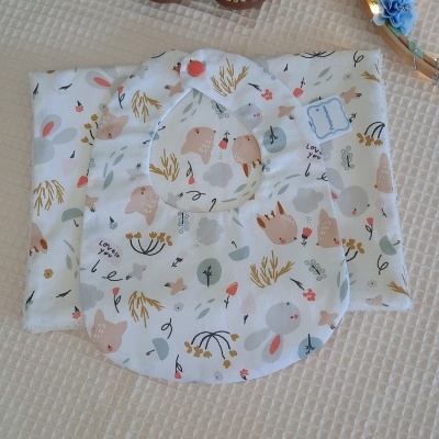 Conjunto Babete e fralda de ombro pequenos animais