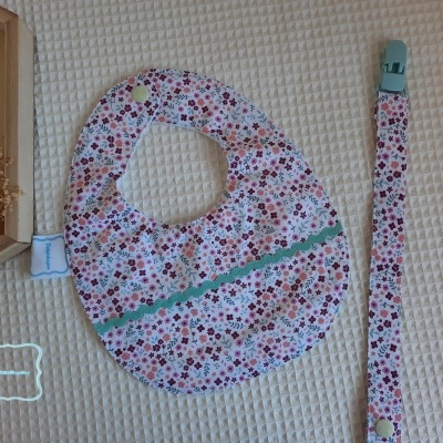 Conjunto babete e porta-chupeta Flores