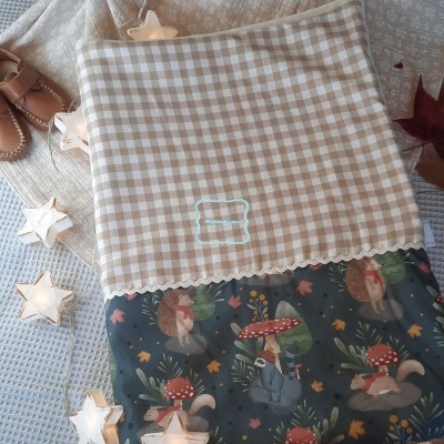 Mantinha ouriços e cogumelos fundo cinzento escuro