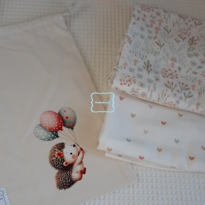 Saquinho multiusos com 2 fraldas Flores e corações