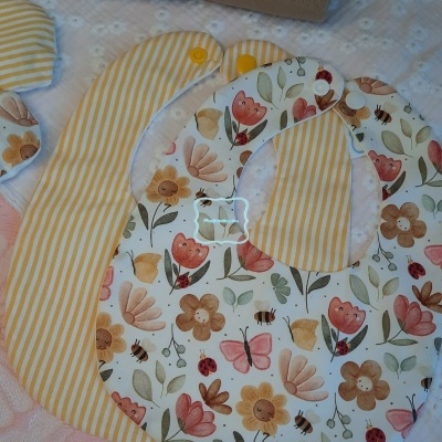 Babete flores e joaninhas