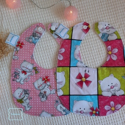 Conjunto de 2 babetes Gatos