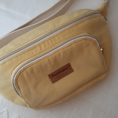 Bolsa de cintura amarela com flores verdes