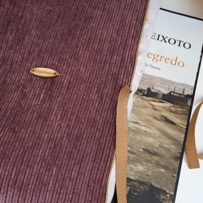 Capa de livro bombazina rosa