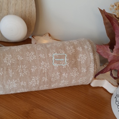 Fralda bege com raminhos