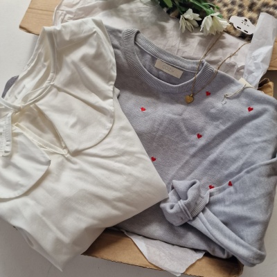 Malha cinzenta com corações vermelhos bordados