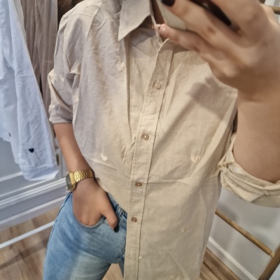 Camisa com coraçoes bordados
