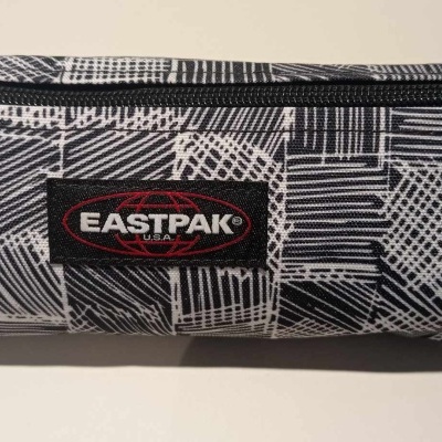 Estojo Eastpak Benchmark Single Doodle Check