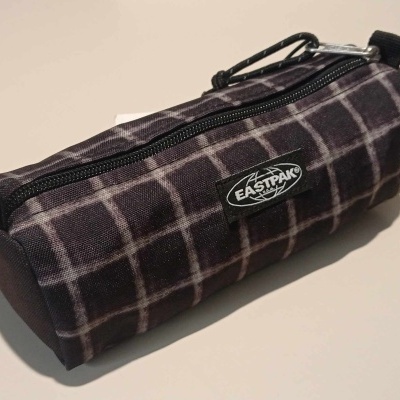 Estojo Eastpak Benchmark Single Charged Check Black
