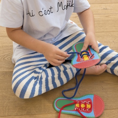 Jogo de amarrar sapatos