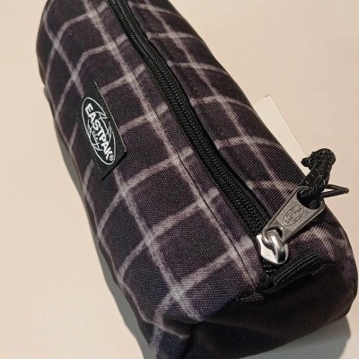 Estojo Eastpak Benchmark Single Charged Check Black