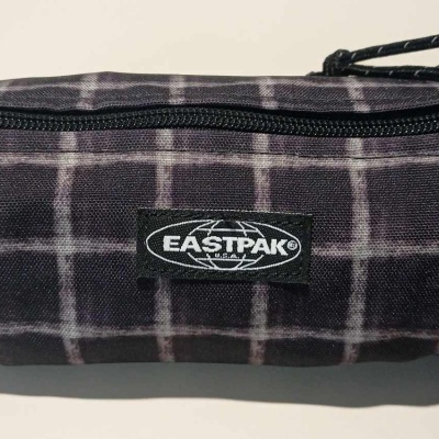 Estojo Eastpak Benchmark Single Charged Check Black