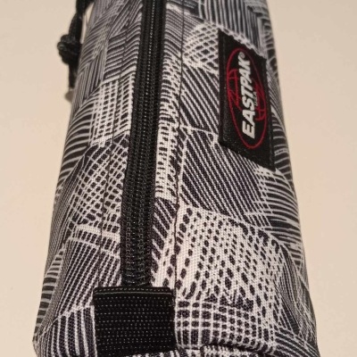 Estojo Eastpak Benchmark Single Doodle Check