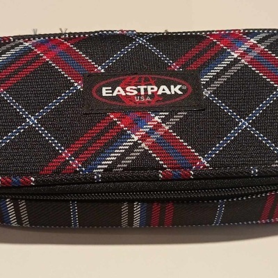 Estojo Eastpak Oval Single Neon Black
