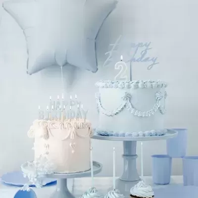 Velas altas azul pastel e dourado