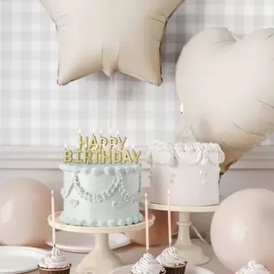 Velas altas bege e dourado