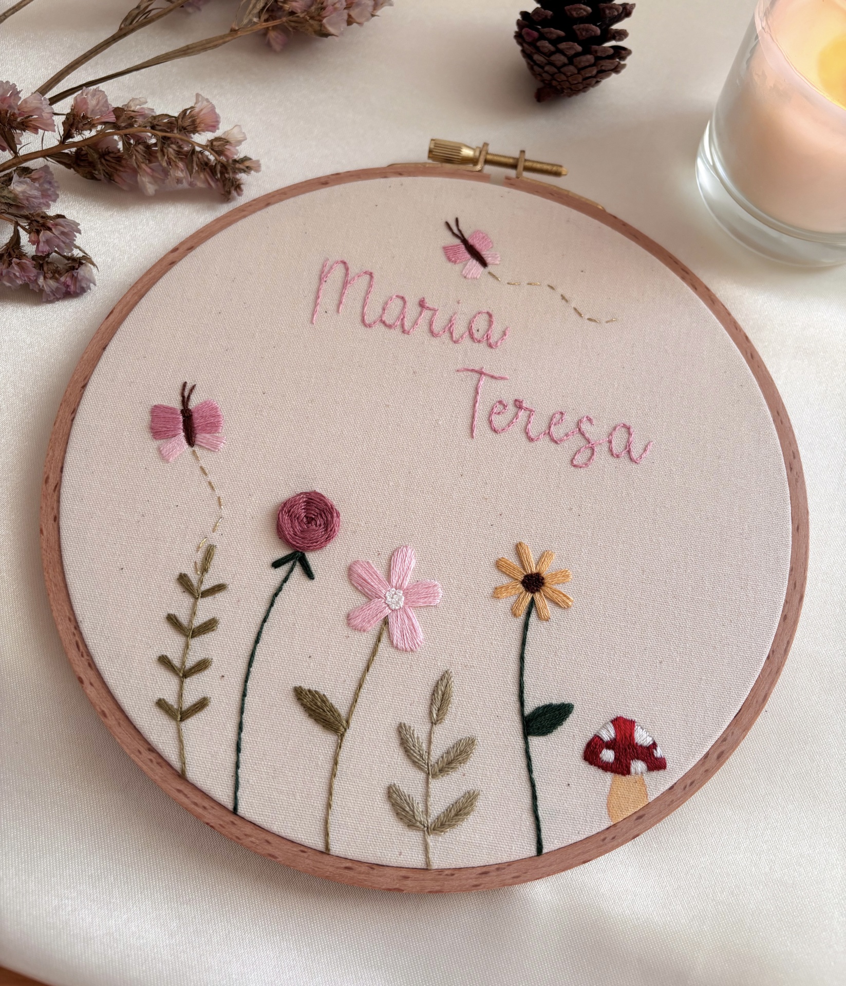 Porta Maternidade bordado à mão e personalizado 🌸