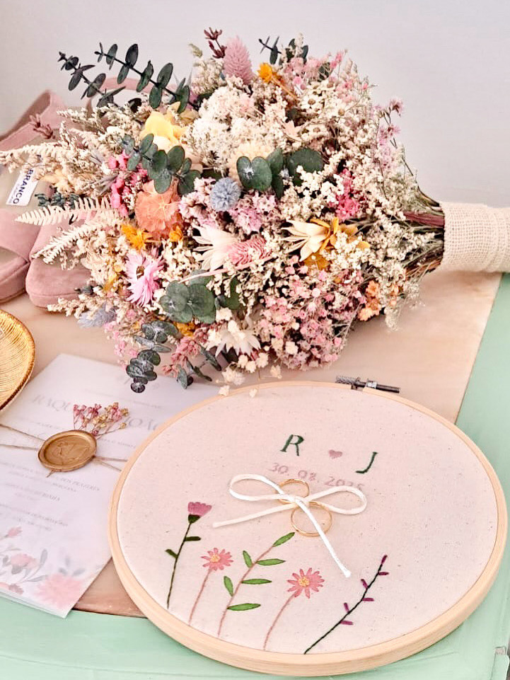 Porta Alianças bordado à mão e personalizado 💍