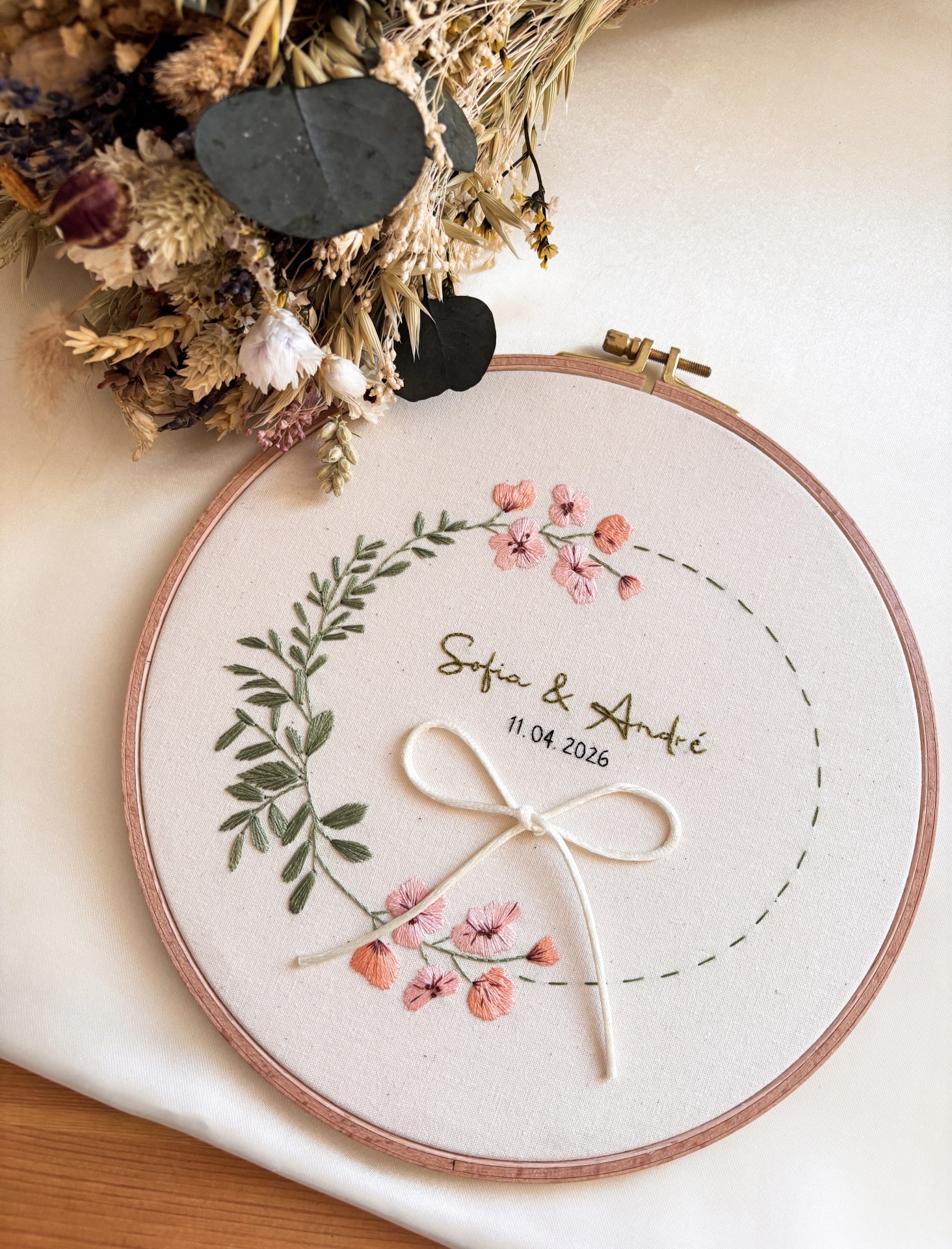 Porta Alianças bordado à mão e personalizado 💍