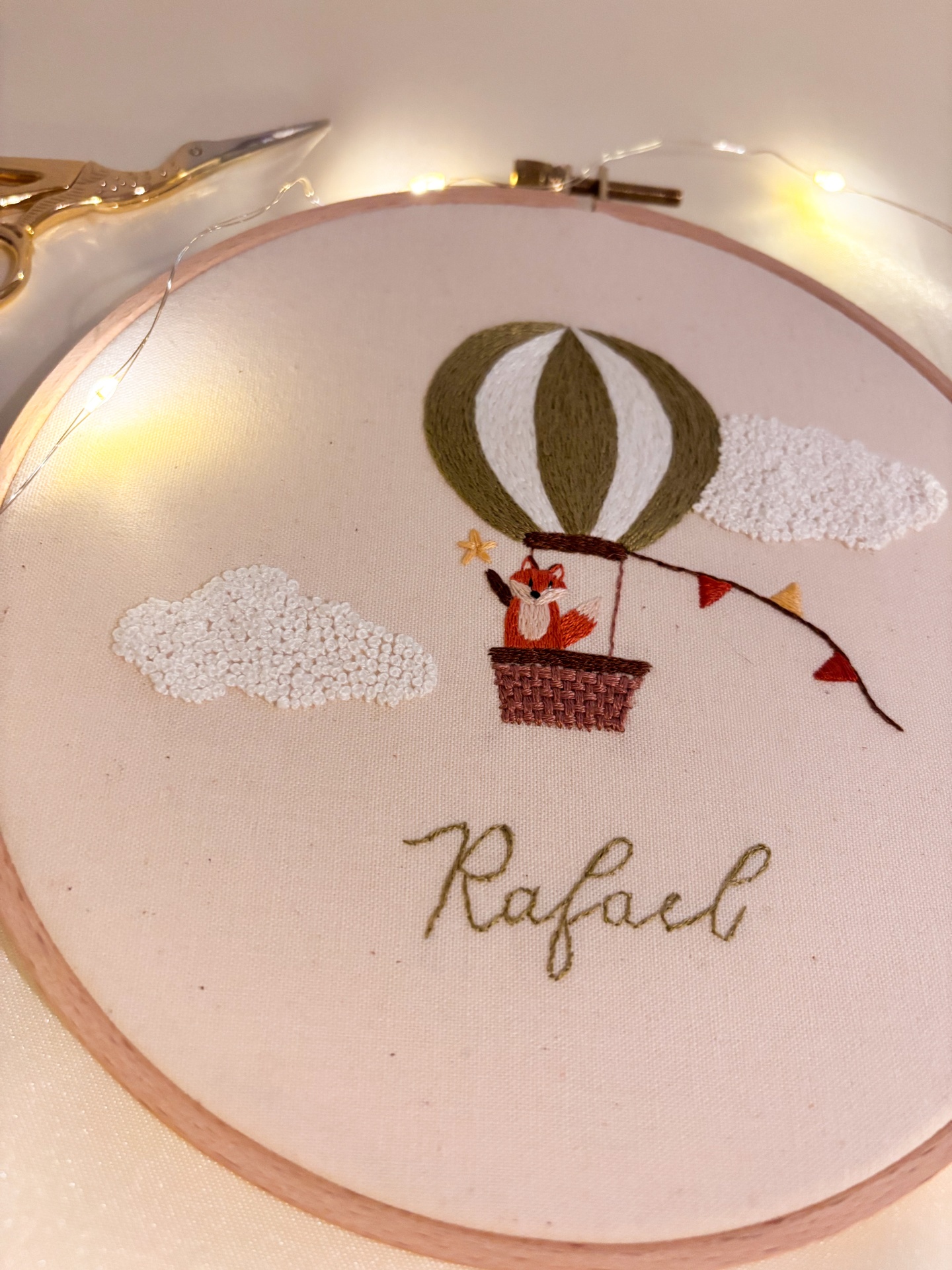 Porta Maternidade bordado à mão e personalizado 🌸