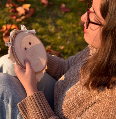 Descobre a magia dos retratos realistas bordados à mão do teu animal de estimação 🐾✨