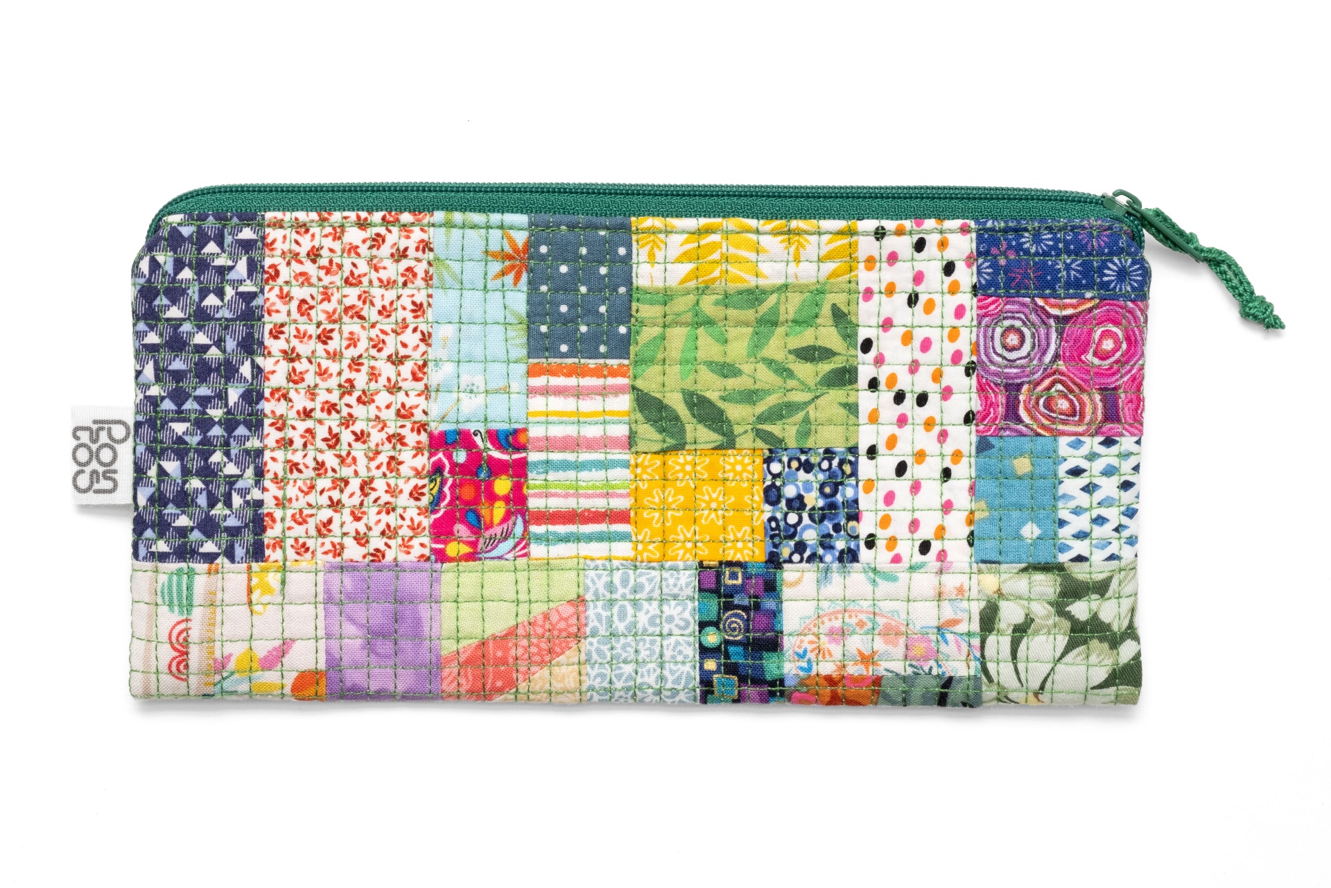 Estojo em minipatchwork do Pontos Studio, construído com pequenos fragmentos de tecido e quilting em grelha.