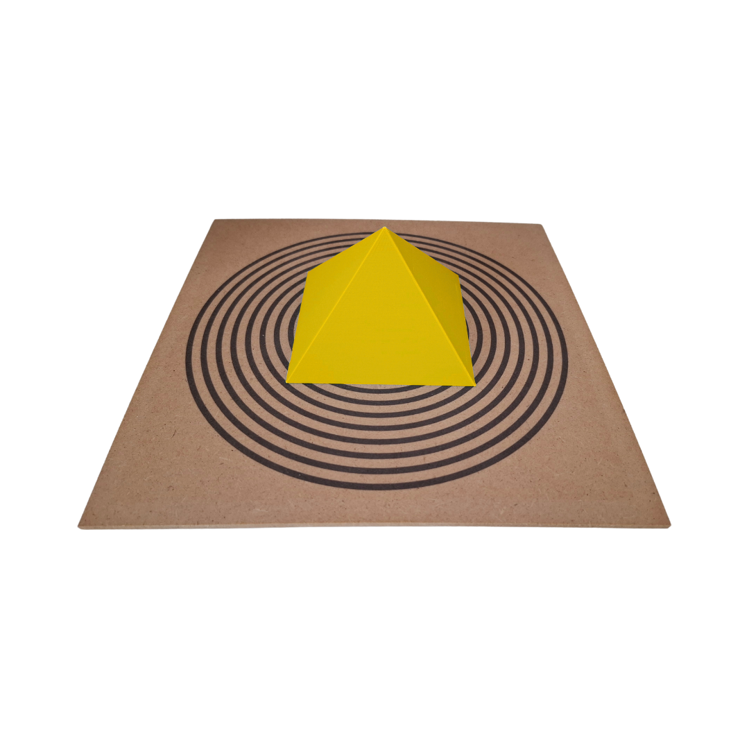 Pirâmide amarela M Pirâmide amarela M