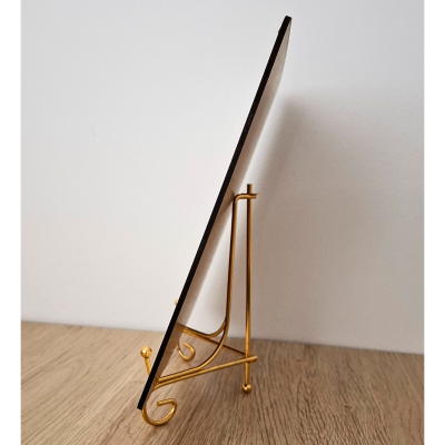 Suporte para gráfico em metal dourado
