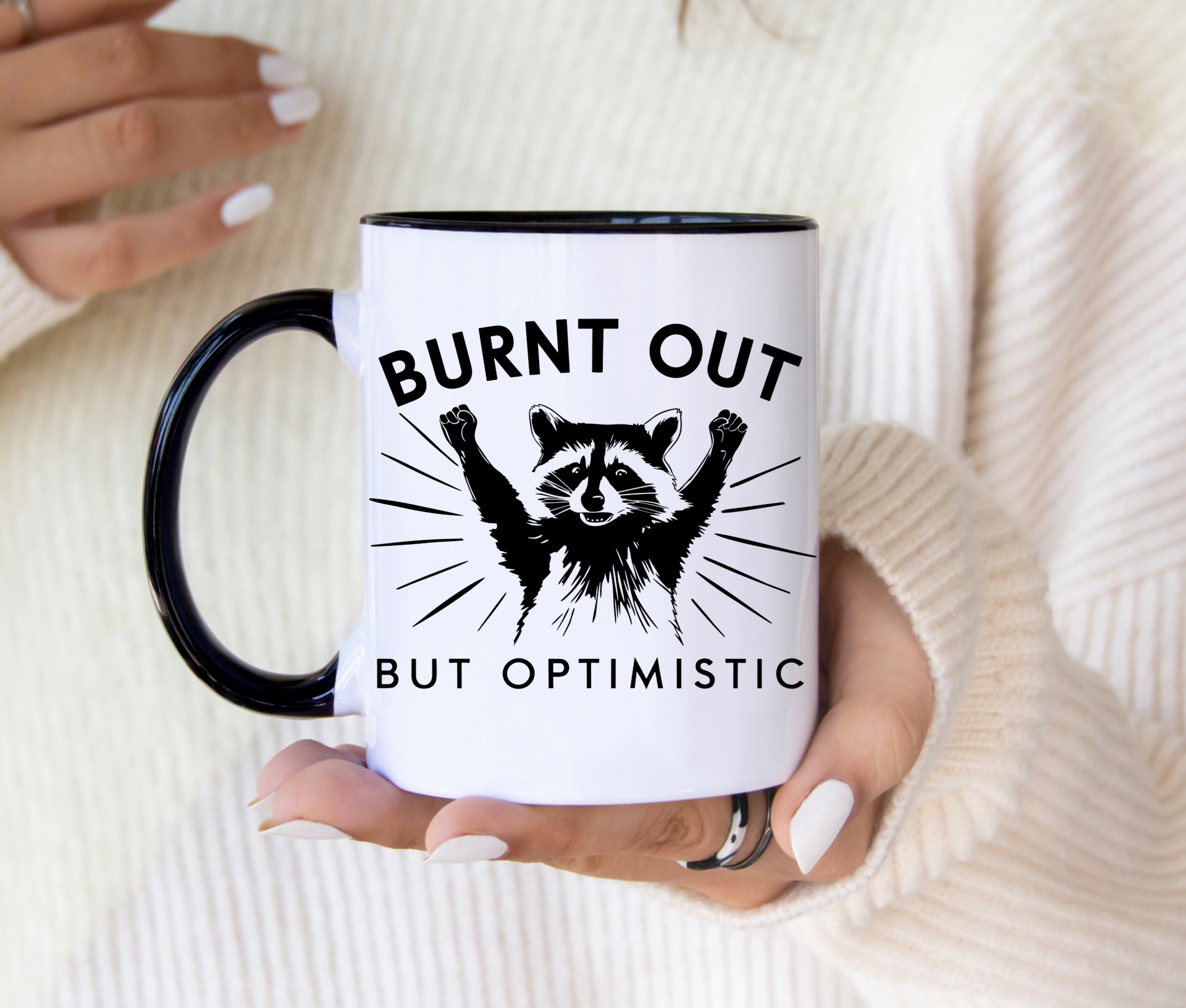 Caneca "Burnt Out but Optimistic" - Para Quem Enfrenta o Dia com Humor