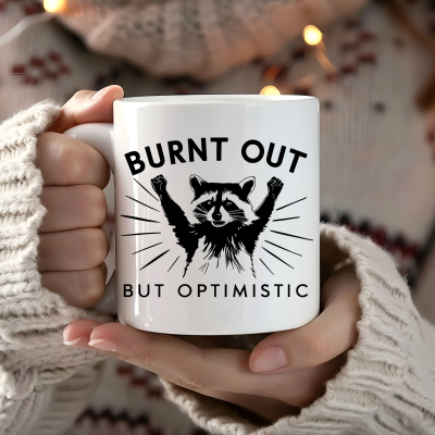 Caneca&#x20;&quot;Burnt&#x20;Out&#x20;but&#x20;Optimistic&quot;&#x20;-&#x20;Para&#x20;Quem&#x20;Enfrenta&#x20;o&#x20;Dia&#x20;com&#x20;Humor