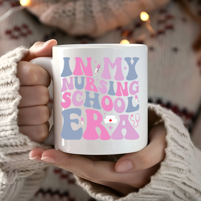 Caneca&#x20;&quot;In&#x20;My&#x20;Nursing&#x20;School&#x20;Era&quot;&#x20;-&#x20;Companheira&#x20;Perfeita&#x20;para&#x20;Estudantes&#x20;de&#x20;Enfermagem