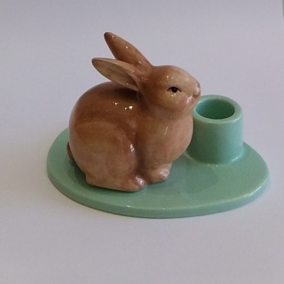 Castiçal  em porcelana com coelho castanho.