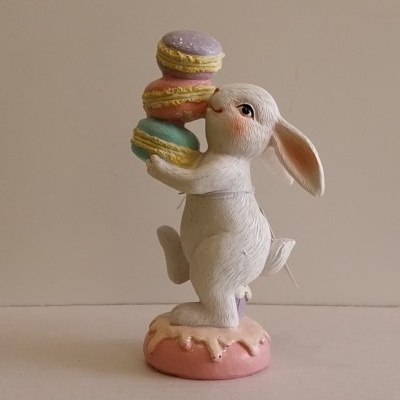 Coelho a segurar macarons.