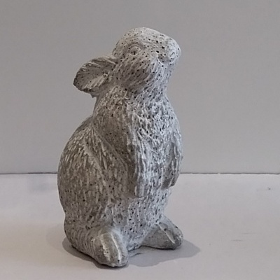 Coelho decorativo em pé.