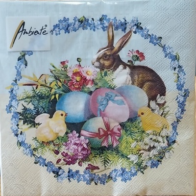 Guardanapos de papel com um coelho ovos de páscoa e dois pintainhos.