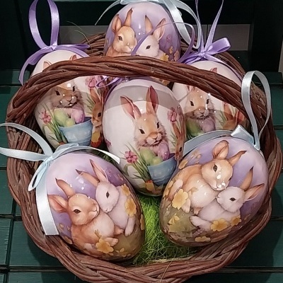 Caixa com 6 ovos de Páscoa para pendurar.