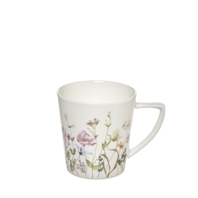 Caneca em porcelana decorada com flores.