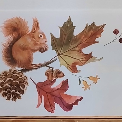 Individual com  motivos de outono.