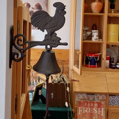 Sino em ferro forjado com um galo.